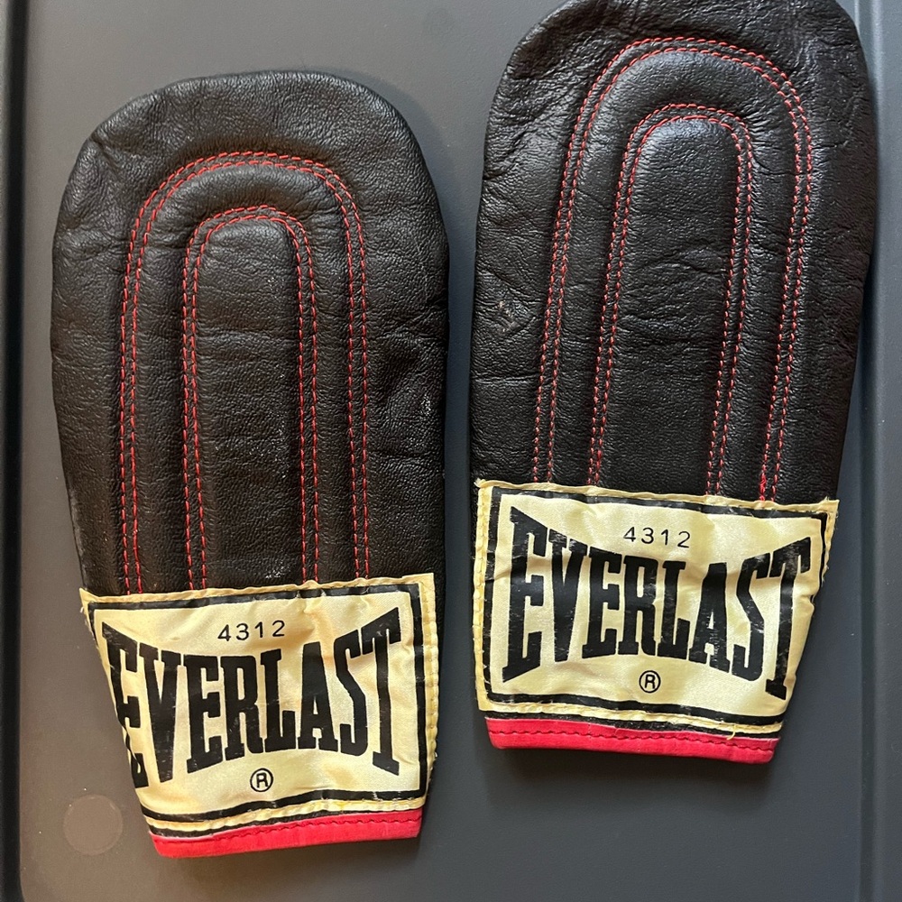 Everlast Black and Yellow speed bag Training gloves. Never used.